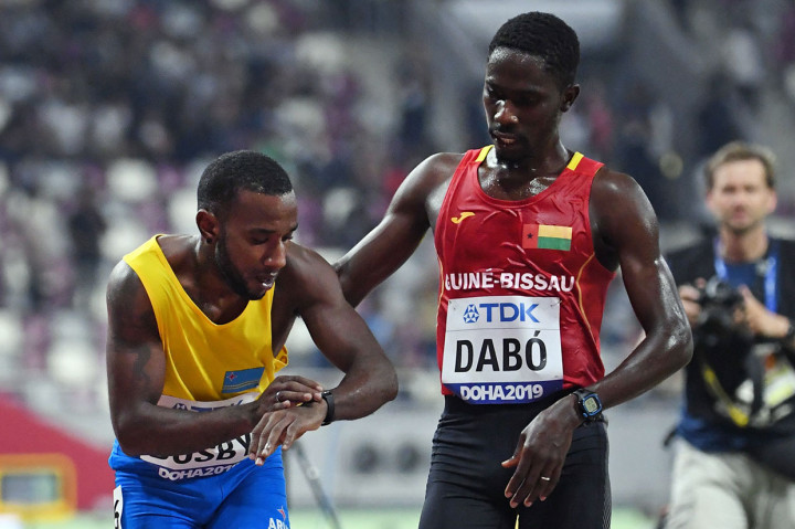 Ketika kedua atlet melintasi garis finish hampir lima menit kemudian, Dabo memapah Busby sampai personel darurat muncul, hingga pelari Aruba itu didudukkan di kursi roda dan dibawa keluar dari lintasan.