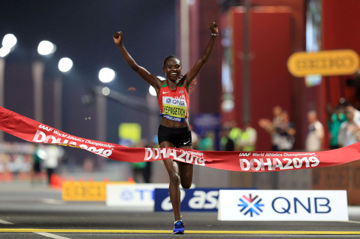 Pelari putri Kenya Ruth Chepngetich meluapkan kegembiraan usai menyentuh garis finis pada lomba maraton di Kejuaran Dunia Atletik 2019 di Doha, Qatar, Jumat 27 September 2019 malam waktu setempat. Chepngetich, yang mencatat waktu tercepat ketiga sepanjang masa dalam lomba maraton, tak bisa mendekati rekornya sendiri pada kondisi ekstrem seperti di Doha ini. 