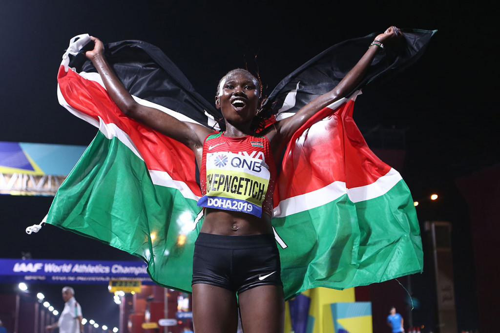 Emas Pertama Kejuaraan Dunia Atletik 2019 Direbut Chepngetich
Doha: Pelari putri Kenya Ruth Chepngetich berhasil mengatasi panas dan kelembaban ekstrem untuk menjadi juara dunia maraton tengah malam, Jumat, 27 September 2019 waktu setempat. Cuaca ekstrem membuat sepertiga dari 70 pelari yang mengikuti lomba gagal mencapai garis finis. AFP Photo/Mustafa Abumunes