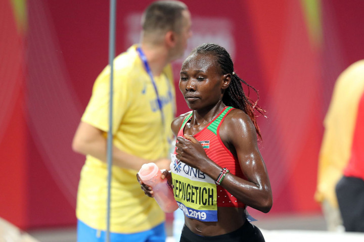 Emas Pertama Kejuaraan Dunia Atletik 2019 Direbut Chepngetich
Doha: Pelari putri Kenya Ruth Chepngetich berhasil mengatasi panas dan kelembaban ekstrem untuk menjadi juara dunia maraton tengah malam, Jumat, 27 September 2019 waktu setempat. Cuaca ekstrem membuat sepertiga dari 70 pelari yang mengikuti lomba gagal mencapai garis finis. AFP Photo/Mustafa Abumunes