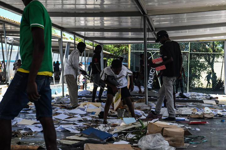 Aksi protes pada Jumat merupakan salah satu yang terbesar dan paling brutal selama beberapa bulan belakangan, sementara laporan saksi mata bahwa unit khusus Kepolisian Nasional Haiti dijarah dan satu kendaraan polisi dibakar. Massa yang marah juga menjarah sejumlah toko, bank dan kantor pengiriman uang, ATM dan juga apotek.