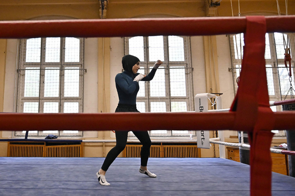 Perempuan berusia 21 tahun tersebut mantap memilih menggeluti dunia petinju setelah menonton video online saat masih remaja. Dia saat ini merupakan juara kelas bulu amatir Jerman dan bermimpi untuk tampil di Olimpiade.