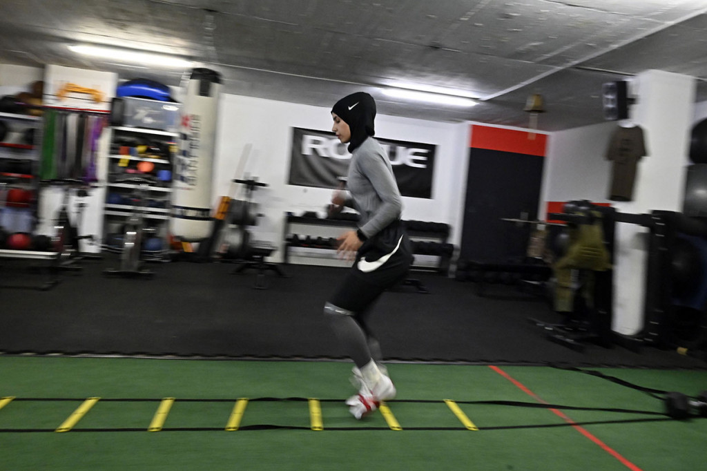 Mimpi itu baru tercapai pada Februari lalu, ketika Asosiasi Tinju Internasional (AIBA) mengubah aturan dengan mengizinkan para petinju Muslim mengenakan hijab dan pakaian yang sepenuhnya menutupi tubuh mereka di atas ring.