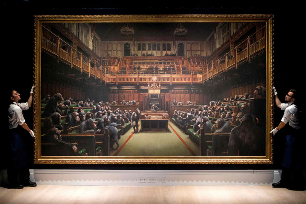 Menurut Balai Lelang Sotheby, lukisan berjudul 'Devolved Parliament' atau terjemahan bebasnya Parlemen yang Didelegasikan tersebut merupakan lukisan terbesar Banksy dengan tinggi sekitar 13 kaki atau empat meter. Biasanya, muralis yang identitasnya belum diketahui publik itu hanya melukis mural/gambar berukuran 1-2 meter.