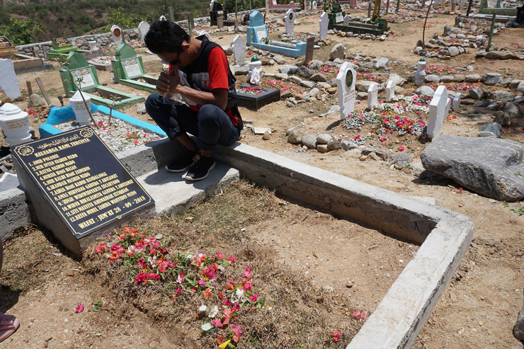 Menjelang setahun terjadinya gempa, tsunami, dan likuefaksi sejumlah warga berziarah ke makam sanak saudara yang menjadi korban bencana.