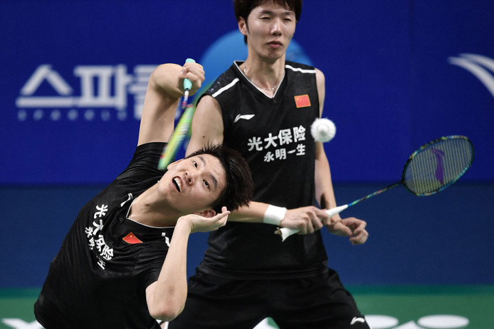 Dalam laga semifinal, Fajar/Rian menundukkan unggulan ketiga asal Tiongkok Li Jun Hui/Liu Yu Chen dalam dua gim berdurasi 44 menit dengan skor 27-25, 22-20. 