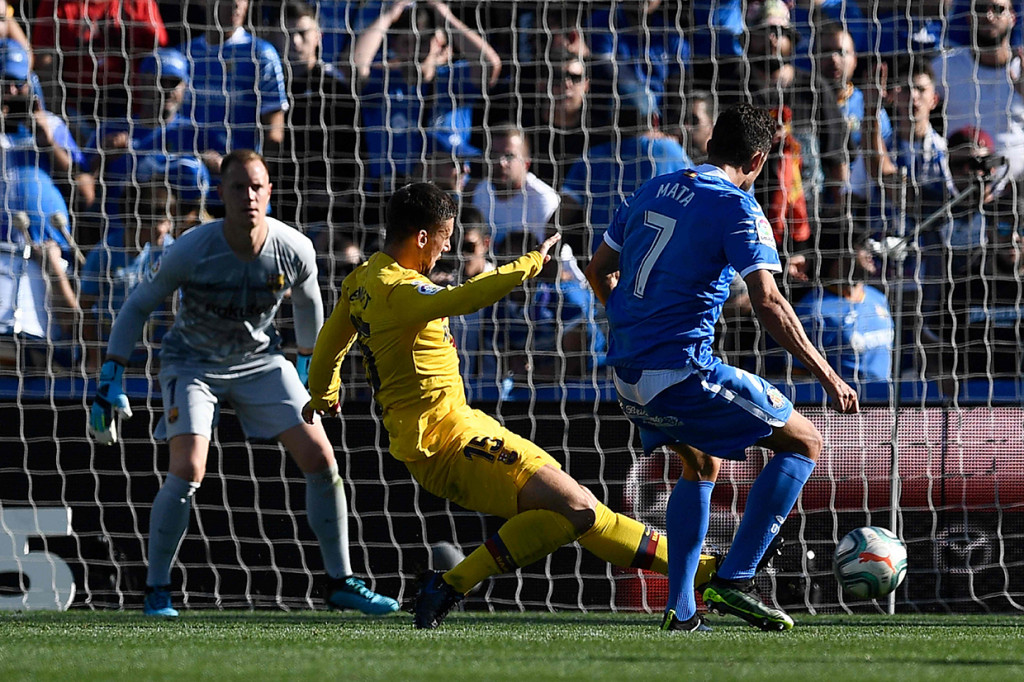 Meski harus menutup laga dengan 10 orang menyusul kartu merah untuk Clement Lenglet, Barcelona tetap mampu mempertahankan keunggulan hingga laga usai.
