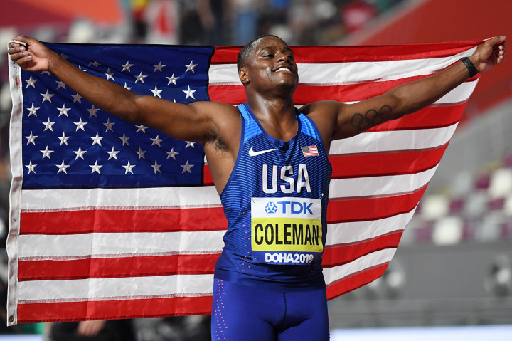 Christian Coleman berselebrasi sesaat usai menjadi pemenang lari 100 meter kejuaraan dunia atletik 2019, di Doha, Qatar. AFP Photo/Jewel Samad