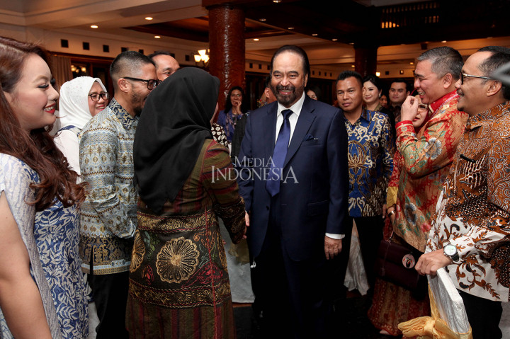 Ketua Umum Partai NasDem Surya Paloh (tengah) didampingi Ketua Fraksi Partai NasDem Ahmad Ali (kedua kanan) menyalami para anggota Dewan Perwakilan Rakyat (DPR) terpilih dalam ramah tamah di Hotel Shangri La, Jakarta.
