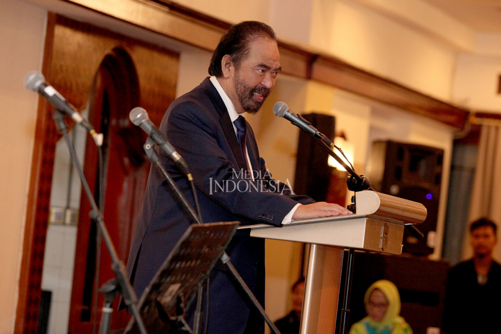 Ketua Umum Partai NasDem Surya Paloh menyampaikan sambutan di depan para anggota Dewan Perwakilan Rakyat (DPR) terpilih dalam ramah tamah di Hotel Shangri La, Jakarta.