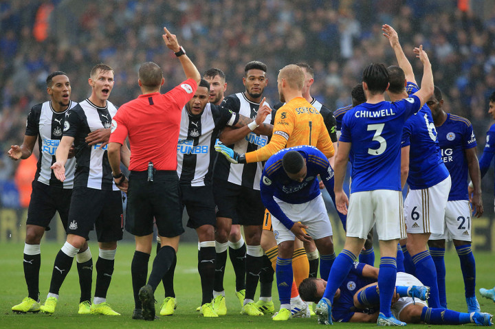 Newcastle makin kesulitan untuk mengejar ketinggalan setelah harus bermain dengan 10 pemain di menit ke-43. Isaac Hayden diganjar kartu merah usai melakukan pelanggaran keras kepada Dennis Praet.