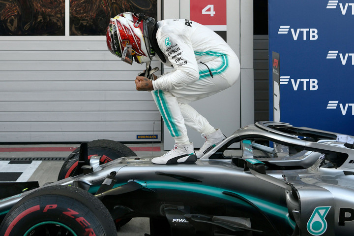 Pembalap Mercedes Lewis Hamilton menjuarai Formula 1 Rusia di Sirkuit Sochi.