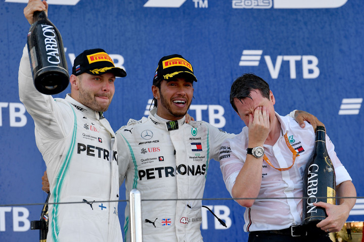 Juara dunia lima kali itu finis 3,829 detik di depan rekan satu timnya, Valtteri Bottas, untuk mempersembahkan finis 1-2 bagi tim Silver Arrow.