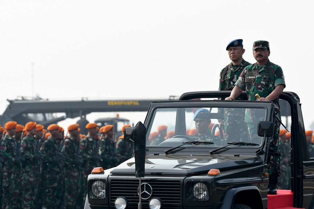 Panglima TNI Marsekal TNI Hadi Tjahjanto (kanan) melakukan inspeksi pasukan saat Apel Kesiapan Pasukan Pengamanan Pelantikan Presiden dan Wakil Presiden terpilih 2019 di Skuadron 17 Lanud Halim Perdanakusuma, Jakarta Timur.