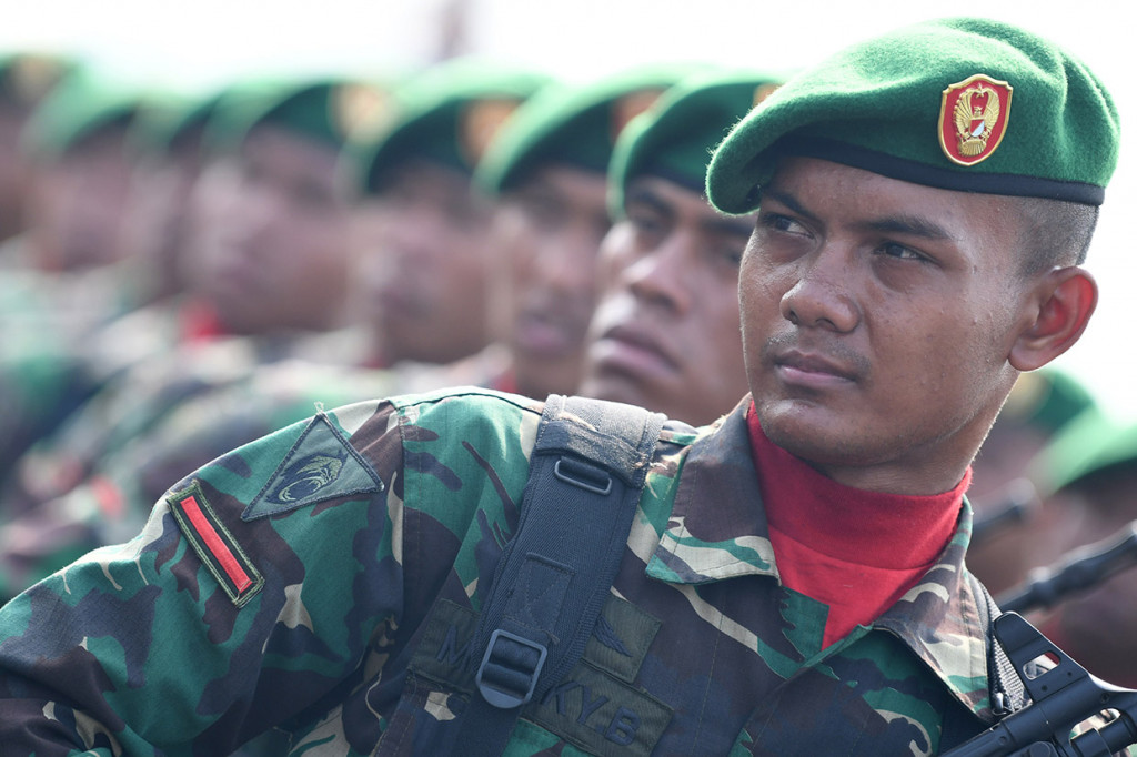 Prajurit TNI AD mengikuti Apel Kesiapan Pasukan Pengamanan Pelantikan Presiden dan Wakil Presiden terpilih 2019 di Skuadron 17 Lanud Halim Perdanakusuma, Jakarta Timur.