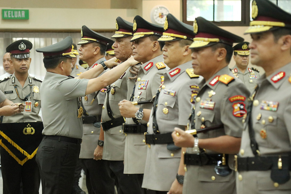 Kapolri melantik tiga pejabat Polri yakni Irjen Pol Paulus Waterpauw menjadi Kapolda Papua, Irjen Pol Agung Setya sebagai Kapolda Riau dan Brigjen Pol Merdisyam sebagai Kapolda Sultra.
