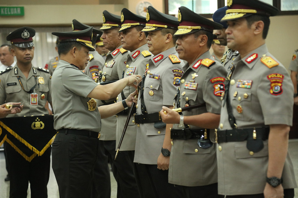 Setelah penyematan lencana dan pemberian tongkat komando, prosesi dilanjutkan dengan pembacaan sumpah jabatan.