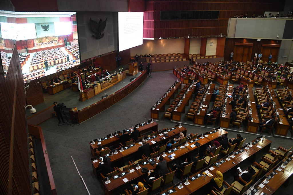 DPR RI menggelar rapat paripurna terakhir masa persidangan I Tahun 2019-2020 di Kompleks Parlemen, Senayan, Jakarta. Pimpinan rapat paripurna terakhir adalah Ketua DPR Bambang Soesatyo dan dihadiri oleh empat Wakil Ketua DPR yaitu Fadli Zon, Fahri Hamzah, Agus Hermanto, dan Utut Adianto.
