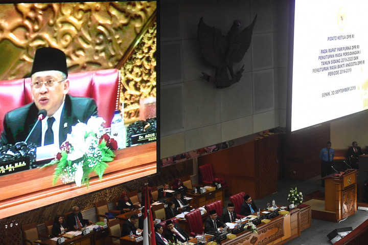Bambang Soesatyo membacakan jumlah anggota dewan yang hadir pada rapat, yaitu sebanyak 307 dari total 560 orang anggota.