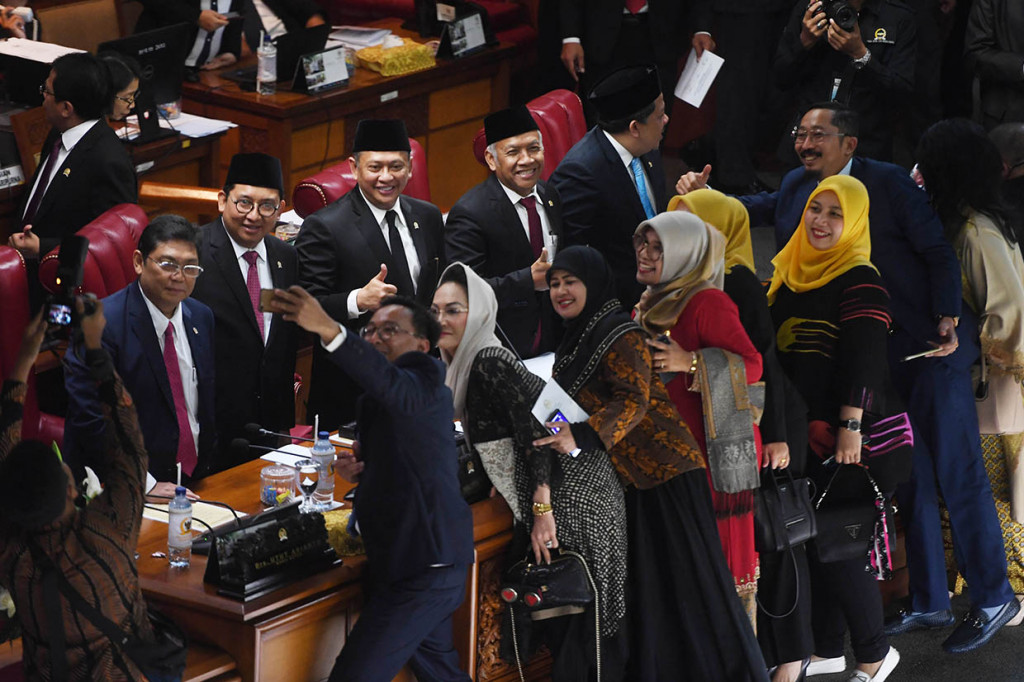 Ketua DPR Bambang Soesatyo (tengah) bersama Wakil Ketua Fadli Zon (kedua kiri), Utut Ardianto (kiri), Agus Hermanto (kedua kanan) dan Fahri Hamzah (kanan) menerima ajakan swafoto sejumlah anggota dewan usai Sidang Paripurna terakhir DPR periode 2014-2019 di Kompleks Parlemen, Senayan, Jakarta.