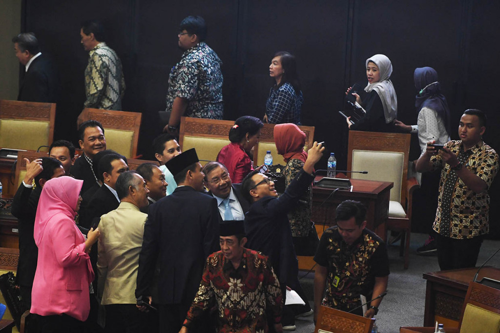 Sejumlah anggota DPR berswafoto usai Sidang Paripurna terakhir DPR periode 2014-2019 di Kompleks Parlemen, Senayan, Jakarta.