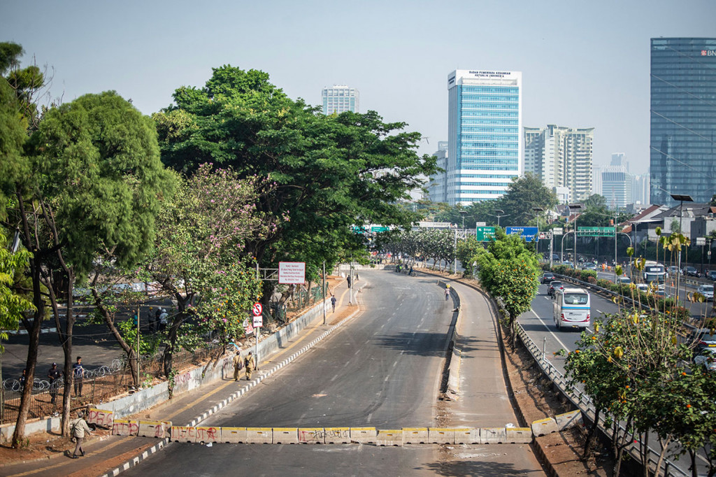 Suasana di Jalan Gatot Subroto depan gedung DPR, di Jakarta, Selasa, 1 Oktober 2019, yang ditutup.