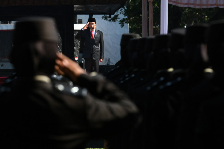 Presiden Joko Widodo memberi hormat saat memimpin upacara peringatan Hari Kesaktian Pancasila di Monumen Pancasila Sakti, Lubang Buaya, Jakarta Timur, Selasa, 1 Oktober 2019.