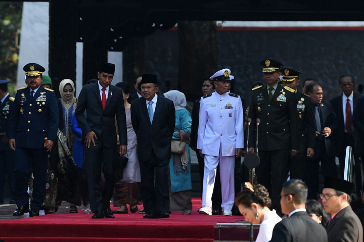 Sebelumnya, presiden Jokowi dan Ibu Negara Iriana Joko Widodo tiba di lokasi upacara sekitar pukul 07.50 WIB.  Tampak Presiden Jokowi mengenakan setelan jas warna hitam dengan dasi warna merah dan peci warna hitam, sementara Ibu Negara mengenakan kebaya warna kecokelatan. Jadir pula Wapres M Jusuf Kalla dan istri Wapres Mufidah Jusuf Kalla.  Tampak Wapres mengenakan setelan jas warna hitam dan peci hitam, sementara istri mengenakan kebaya warna hijau toska.   