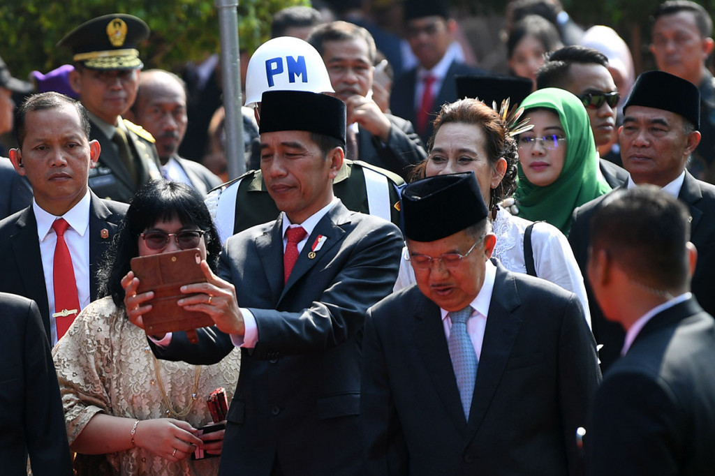 Presiden Jokowi didampingi Wapres Jusuf Kalla memenuhi permintaan foto bersama dari tamu undangan seusai memimpin upacara peringatan Hari Kesaktian Pancasila. 