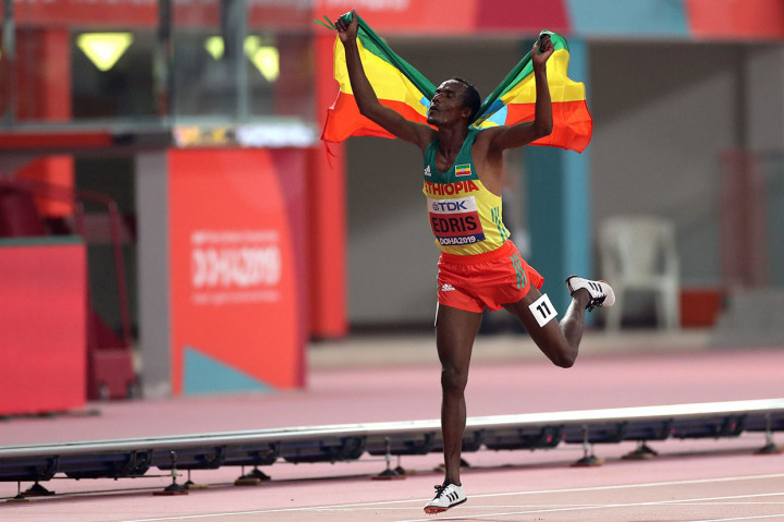 Pelari Ethiopia Muktar Edris melakukan selebrasi usai menjadi yang tercepat pada final lari 5.000 meter putra pada Kejuaraan Dunia Atletik di Doha, Qatar, Senin, 30 September 2019 waktu setempat.