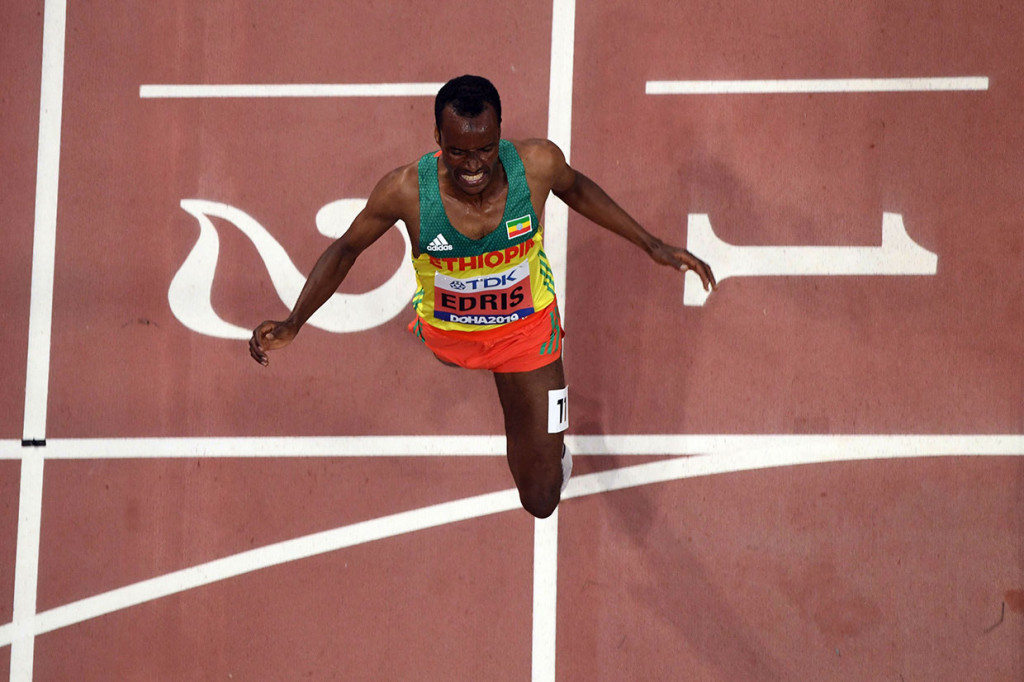 Pelari Ethiopia Muktar Edris, 25, yang dua tahun lalu menggagalkan atlet legendaris Inggris Mo Farah dalam menyabet emas nomor ini pada babak final, finis dengan membukukan waktu 12 menit 58,85 detik. 