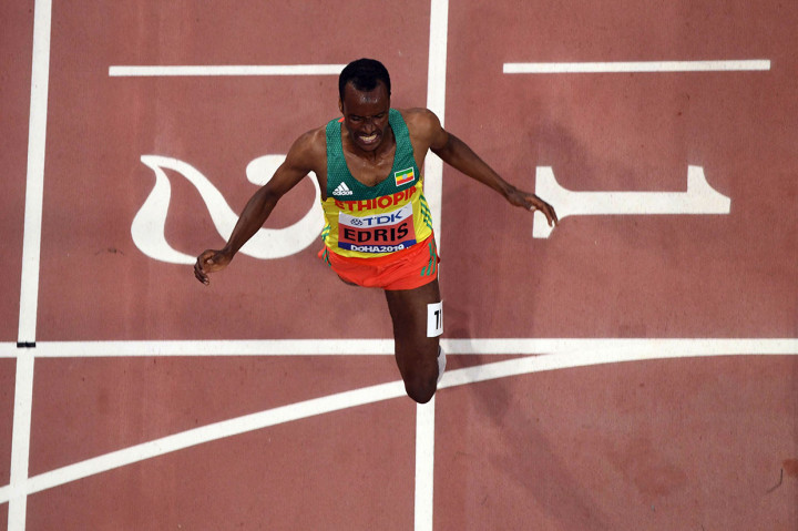 Pelari Ethiopia Muktar Edris, 25, yang dua tahun lalu menggagalkan atlet legendaris Inggris Mo Farah dalam menyabet emas nomor ini pada babak final, finis dengan membukukan waktu 12 menit 58,85 detik. 