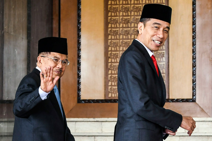 Presiden Joko Widodo bersama Wakil Presiden Jusuf Kalla memasuki ruang pelantikan anggota DPR RI di Kompleks Parlemen, Senayan, Jakarta Selasa, 1 Oktober 2019. Jokowi dan JK tiba di Gedung Nusantara DPR sekitar pukul 09.30 WIB.