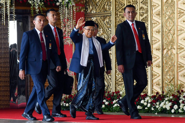 Sementara itu Wakil Presiden terpilih Ma'ruf amin juga menghadiri pelantikan anggota DPR di Kompleks Parlemen, Senayan, Jakarta. Ma'ruf Amin hadir mengenakan jas berwarna biru dan sarung berwarna biru, kopiah hitam, dan sorban berwarna putih.