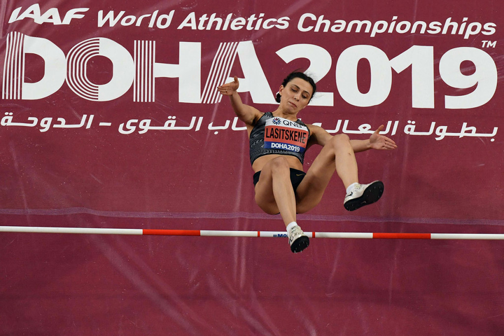 Atlet Rusia Mariya Lasitskene beraksi dalam final lompat tinggi putri dalam Kejuaraan Dunia Atletik, Senin, 30 September 2019 waktu setempat. Lasitskene memastikan emas setelah mencatat lompatan setinggi 2,04 meter.