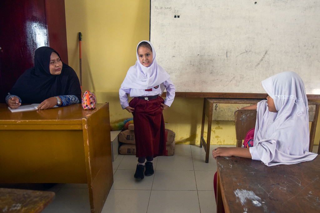 Seorang anak pencari suaka asal Afghanistan (tengah) memperkenalkan diri di depan kelas pada hari pertama masuk sekolah di SDN 56, Kota Pekanbaru, Riau, Selasa, 1 September 2019. 