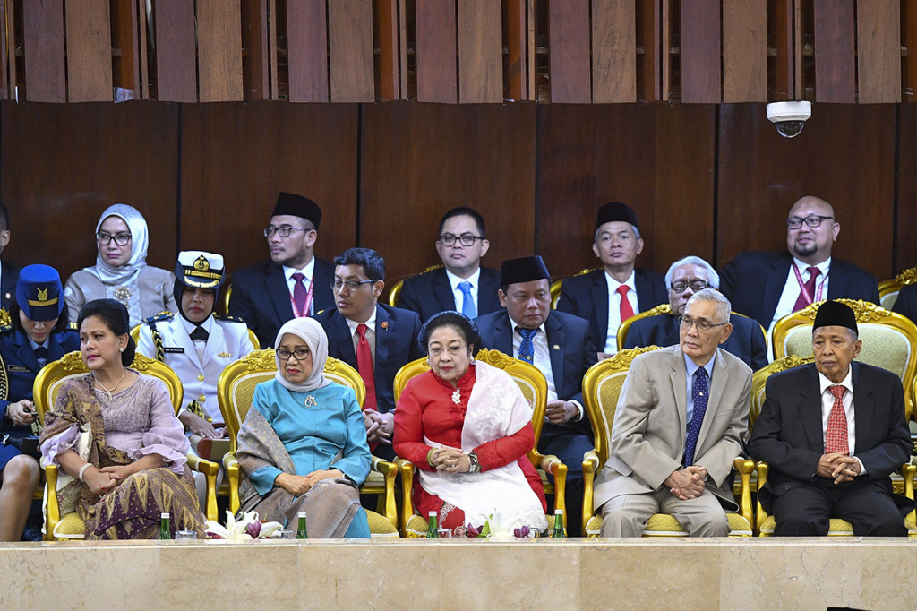 Presiden ke-5 Megawati Soekarnoputri (tengah) bersama Wakil Presiden ke-6 Try Sutrisno (kedua kanan), Wakil Presiden ke-9 Hamzah Haz (kanan), Ibu Negara Iriana Joko Widodo (kanan) dan Ibu Mufidah Jusuf Kalla menghadiri pelantikan anggota Dewan Perwakilan Rakyat (DPR) periode 2019-2024 di Ruang Rapat Paripurna, Kompleks Parlemen, Senayan, Jakarta. Antara Foto/Nova Wahyudi