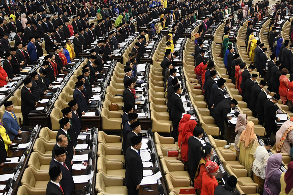 Sebanyak 575 anggota DPR terpilih dan 136 orang anggota DPD terpilih diambil sumpahnya pada pelantikan tersebut. Antara Foto/M Risyal Hidayat
