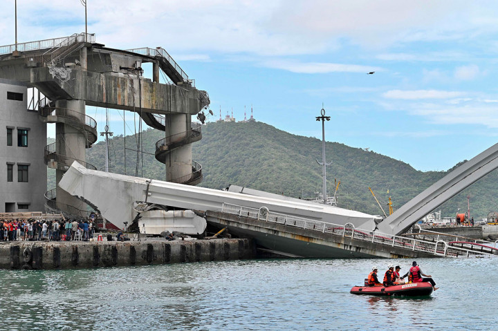 Tim penyelamat berusaha mencari korban terperangkap di bawah jembatan yang runtuh di Pelabuhan Nanfangao, Kota Suao, Taiwan, Selasa, 1 Oktober 2019.