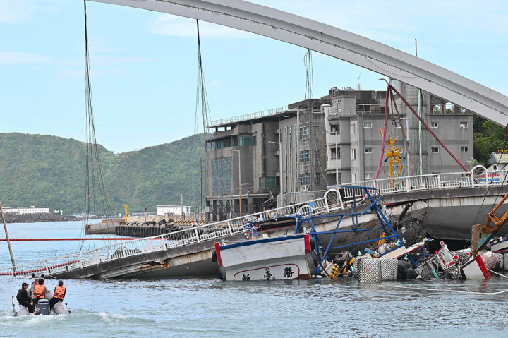 Setidaknya 14 orang luka-luka, enam di antaranya luka parah setelah kapal penangkap mereka tertimpa jembatan yang runtuh di Pelabuhan Nanfangao, Kota Suao, Taiwan. Enam orang masih dalam pencarian, dan diperkirakan terperangkap di bawah reruntuhan jembatan.