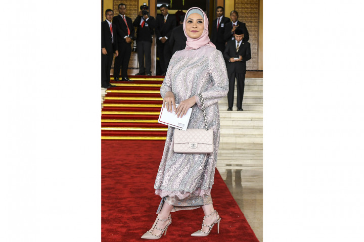 Rachel Maryam tampil dengan kebaya perpaduan warna abu-abu dan pink saat menghadiri pelantikan DPR RI. Antara Foto/Galih Pradipta