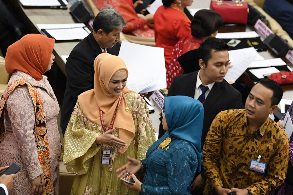 Dari 575 anggota, 14 di antaranya merupakan selebriti ternama. Mereka adalah Eko Patrio, Desy Ratnasari, Primus Yustisio, Rieke Diah Pitaloka, Arzeti Bilbina, Nurul Arifin, Rachel Maryam, Nico Siahaan, Dede Yusuf, Rano Karno, Krisdayanti, Mulan Jameela, Tommy Kurniawan dan Farhan. Antara Foto/M Risyal Hidayat