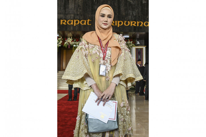 Mulan Jameela menghadiri pelantikan dengan menggunakan pakaian adat Bugis karya desainer Didiet Maulana saat pelantikan. Antara Foto/Galih Pradipta