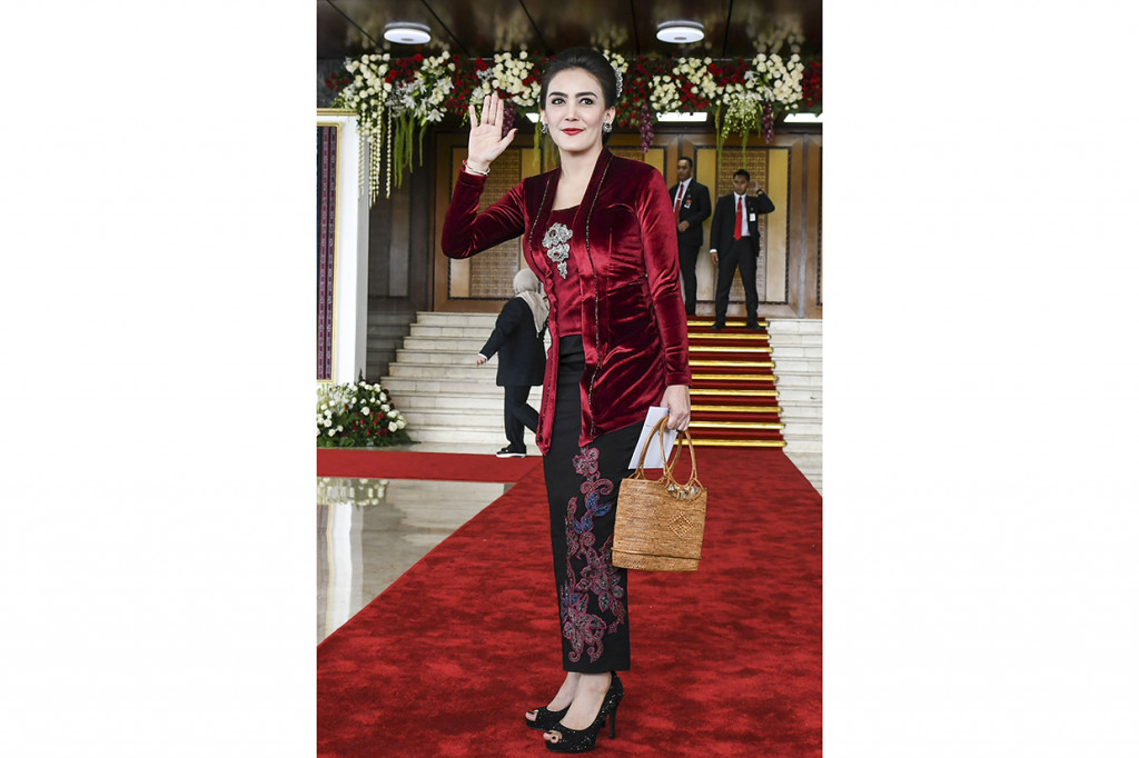 Rieke Diah Pitaloka tampil anggun dengan kebaya marun dan gaya rambut yang disanggul. Antara Foto/Galih Pradipta