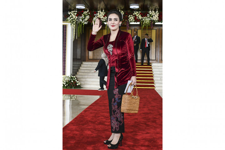 Rieke Diah Pitaloka tampil anggun dengan kebaya marun dan gaya rambut yang disanggul. Antara Foto/Galih Pradipta