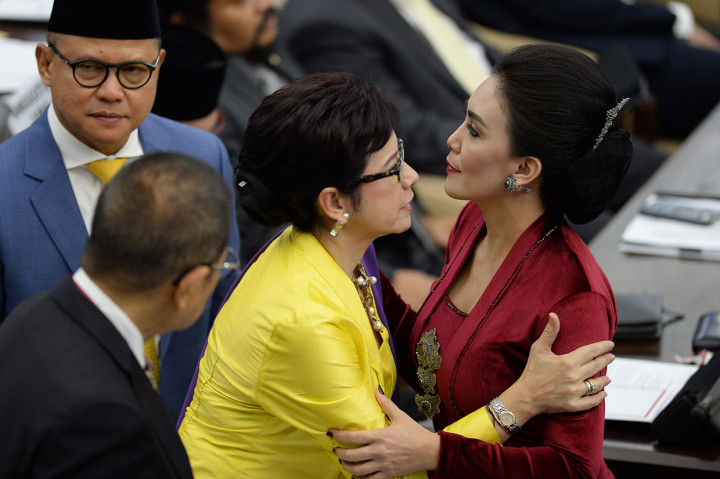 Nurul Arifin yang kembali dipercaya menjadi anggota dewan hadir dalam balutan kebaya kutubaru warna kuning. Antara Foto/M Risyal Hidayat