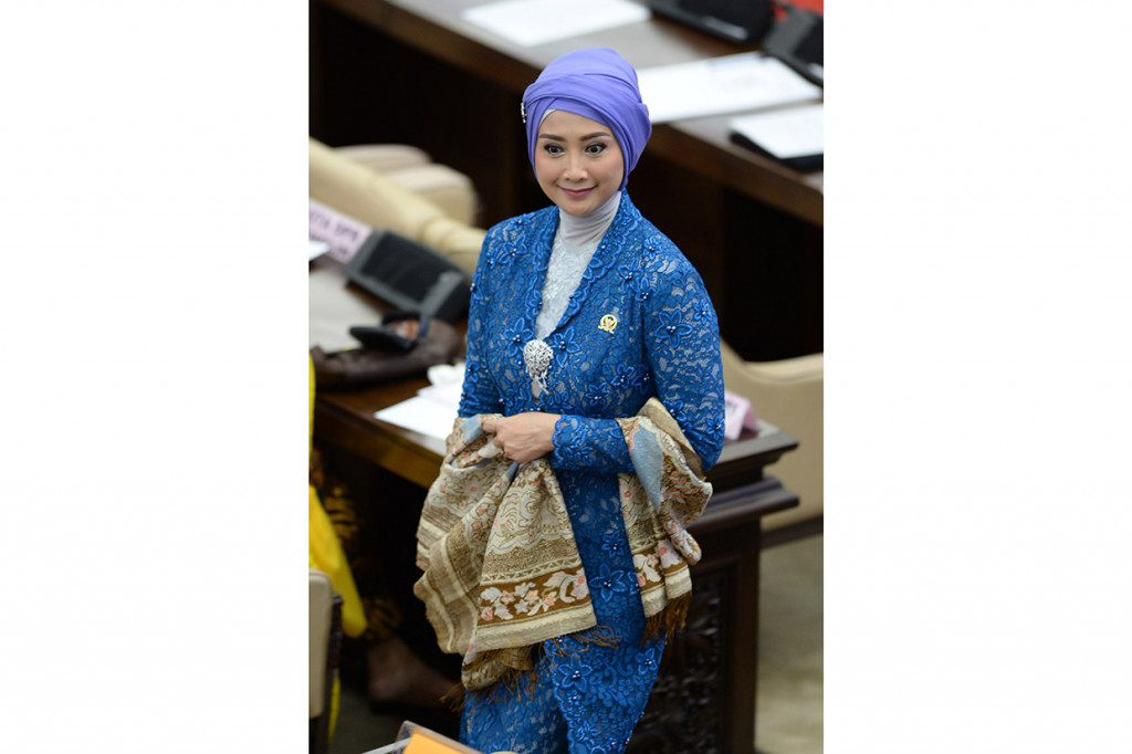 Untuk ketiga kalinya, Desy Ratnasari dipercaya kembali jadi anggota dewan. Desy menghadiri pelantikan dengan mengenakan kebaya biru. Antara Foto/M Risyal Hidayat