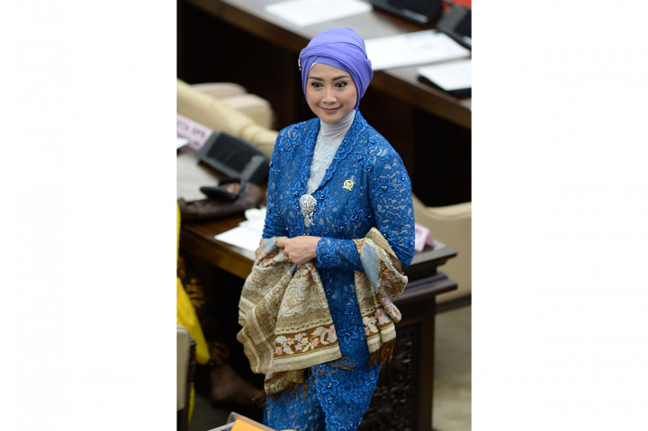 Untuk ketiga kalinya, Desy Ratnasari dipercaya kembali jadi anggota dewan. Desy menghadiri pelantikan dengan mengenakan kebaya biru. Antara Foto/M Risyal Hidayat