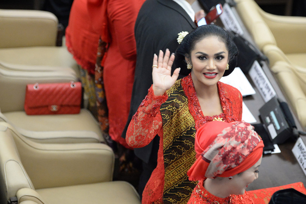 Mengisi jajaran wajah baru di Senayan dari kalangan selebriti, penampilan Krisdayanti dengan kebaya warna merah saat pelantikan mencuri perhatian. Antara Foto/M Risyal Hidayat