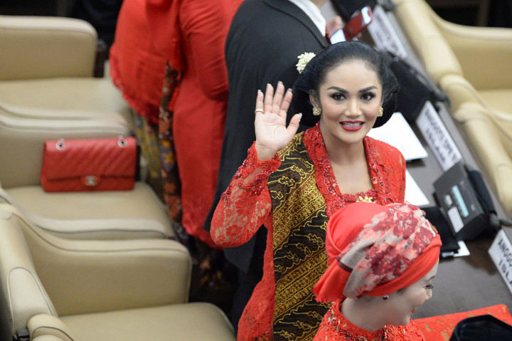 Mengisi jajaran wajah baru di Senayan dari kalangan selebriti, penampilan Krisdayanti dengan kebaya warna merah saat pelantikan mencuri perhatian. Antara Foto/M Risyal Hidayat